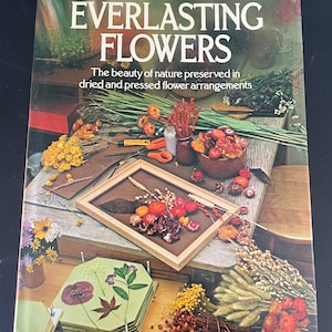 Everlasting Flowers | How to dry flowers book | Vintage book on drying flowers | 70’s flower drying book | Dried flower arrangements |