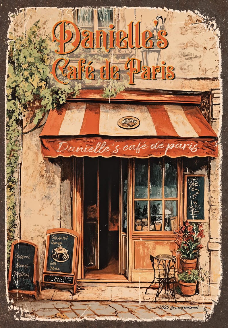 Puede incluir: Una ilustraci&oacute;n de estilo vintage de una cafeter&iacute;a parisina llamada "Danielle's Caf&eacute; de Paris". La cafeter&iacute;a tiene un toldo a rayas rojo y blanco, una gran ventana y una peque&ntilde;a mesa y sillas afuera. La cafeter&iacute;a est&aacute; rodeada de flores y vegetaci&oacute;n.
