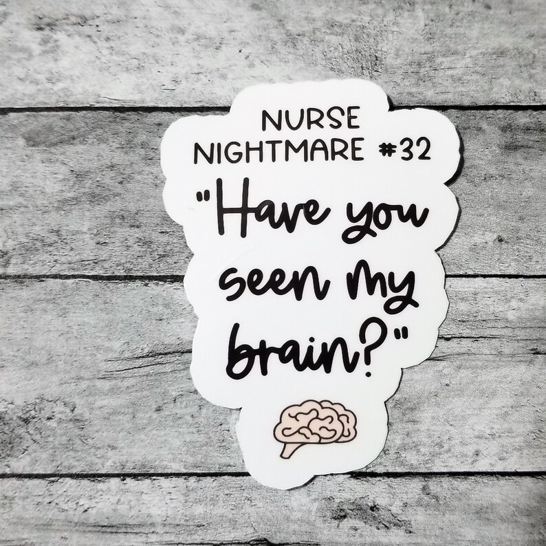 Pu&ograve; includere: Adesivo bianco con testo nero che dice "Nurse Nightmare #32" e "Have you seen my brain?" con un'illustrazione di cervello rosa sotto il testo.