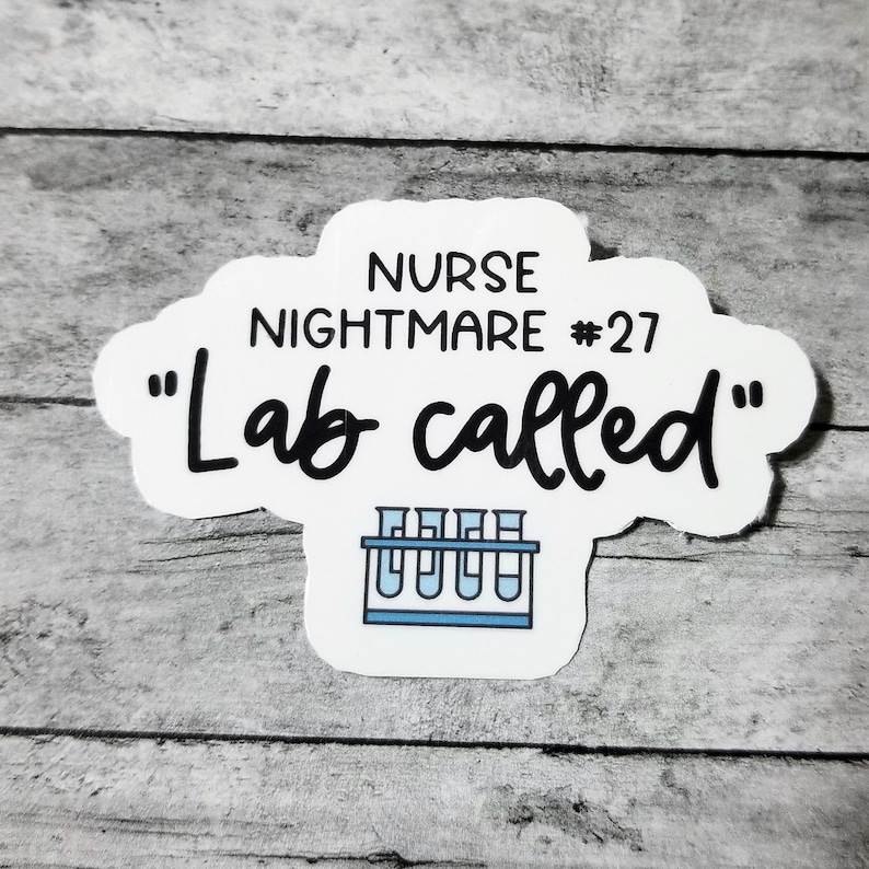 Pu&ograve; includere: Adesivo bianco con testo nero che recita "Nurse Nightmare #27 "Lab called" con un'immagine di un porta provette con cinque provette.