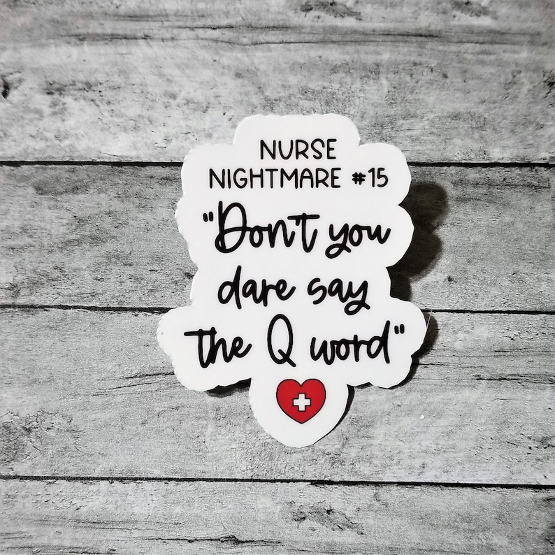 Pu&ograve; includere: Adesivo bianco con testo nero che dice "NURSE NIGHTMARE #15 "Don't you dare say the Q word" con un cuore rosso e un segno pi&ugrave; al centro.