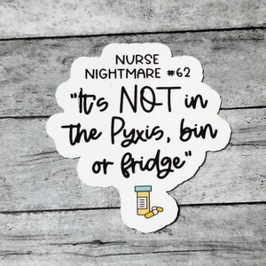 Pu&ograve; includere: Etichetta bianca con testo nero che recita "NURSE NIGHTMARE #62 "It's NOT in the Pyxis, bin or fridge". Un piccolo disegno animato di un flacone di pillole e pillole si trova nell'angolo in basso a destra.
