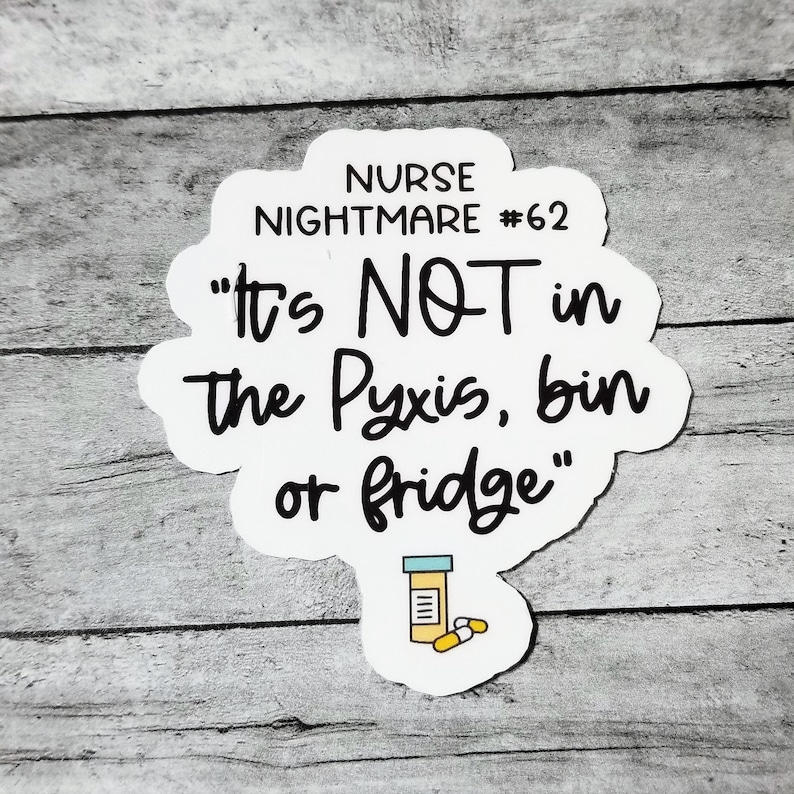 Pu&ograve; includere: Etichetta bianca con testo nero che recita "NURSE NIGHTMARE #62 "It's NOT in the Pyxis, bin or fridge". Un piccolo disegno animato di un flacone di pillole e pillole si trova nell'angolo in basso a destra.