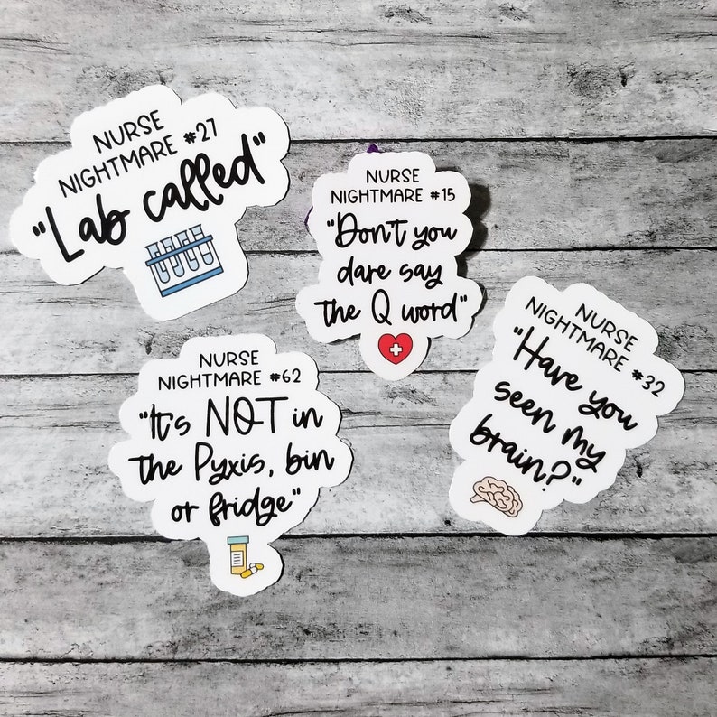Pu&ograve; includere: Quattro adesivi bianchi con testo nero e illustrazioni. Gli adesivi sono su uno sfondo di legno. Il testo sugli adesivi dice: "Lab called", "It's NOT in the Pyxis, bin or fridge", "Don't you dare say the Q word", and "Have you seen my brain?"