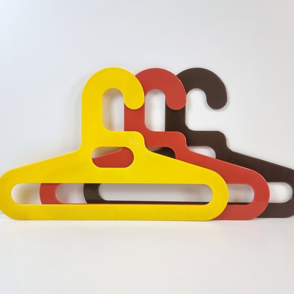 Space Age Design - Vintage FLAIR Plastic Wardrobe, Clothing Hangers - Flair Furniture For Prisunic - Pop Art Design, 1970s.