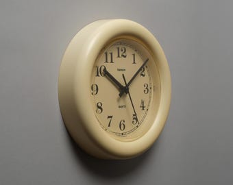 Hanson Ireland Vintage 1970s Space Age Round Beige Plastic Wall Clock.