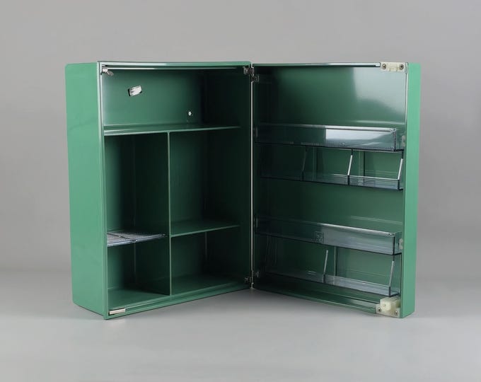 New In Box 1960s Vintage CARRARA & MATTA Frejus Green Bakelite Bathroom Cabinet, Medicine Cabinet — Italian Mid-Century Modern Furniture.