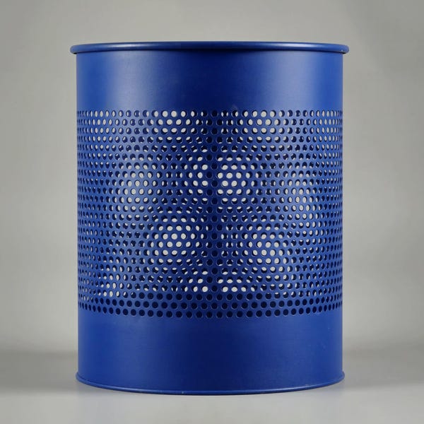 Papelera de metal azul vintage de los años 90 – Papelera de oficina perforada – Cesta de papel industrial modernista.