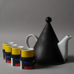Può includere: Un set di tre tazze in ceramica con finitura opaca e macchiettata. Le tazze sono nei toni del crema, grigio chiaro e grigio scuro. Ogni tazza ha un design minimalista, perfetto per caffè o tè.