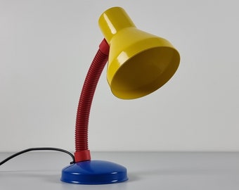 Diseño posmoderno - Lámpara de mesa vintage con cuello de cisne G & G Gramelsbacher - Lámpara de escritorio retro en amarillo, azul y rojo - Suiza, años 80.