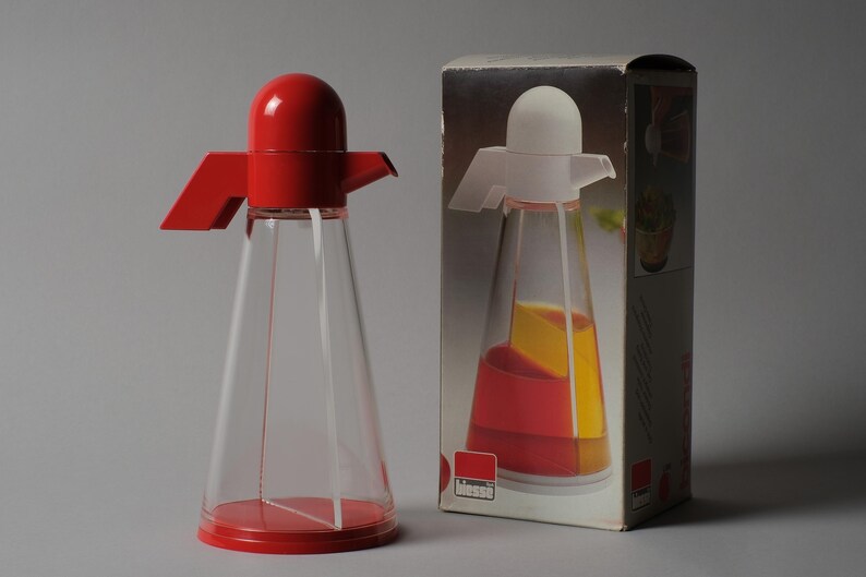 Time Capsule Quality. This third image highlights the exceptional "New Old Stock" status of the Bicondi cruet, shown alongside its original 1980s commercial packaging. Finding these plastic pieces with their retail box intact is significant for collectors, as it preserves the original marketing intent and graphic design of the Biesse brand.