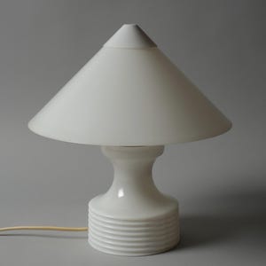 Vintage Steinhauer weiße Acryl Kegel Tischlampe, postmodernes Design, Holland, 1980er Jahre.