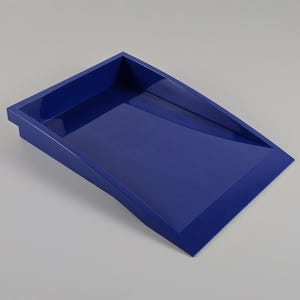 Minimalismo funcional - Bandeja de escritorio de oficina de plástico azul formal ARLAC vintage - Accesorios de oficina de diseño vintage Y2K - Suiza, 2001.