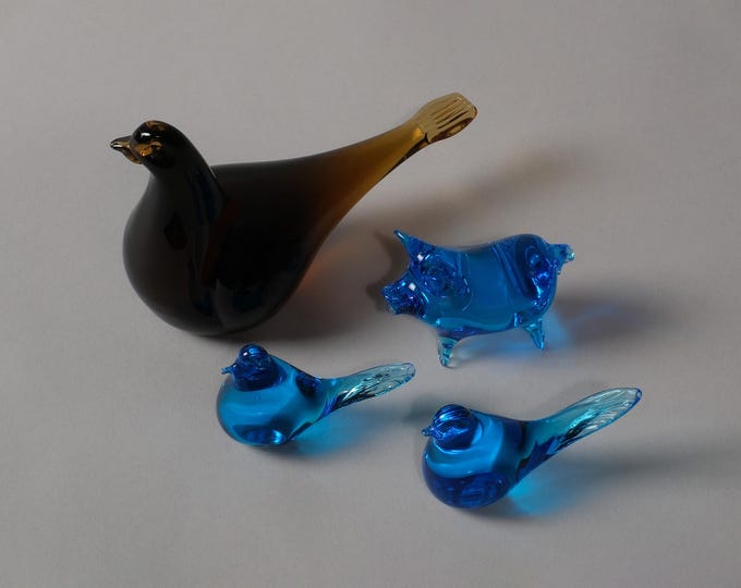 FM Konstglas Ronneby Josef Marcolin Amber Dove, Blue Pippi & Piggy Figurine Set, 1960s Sweden.
