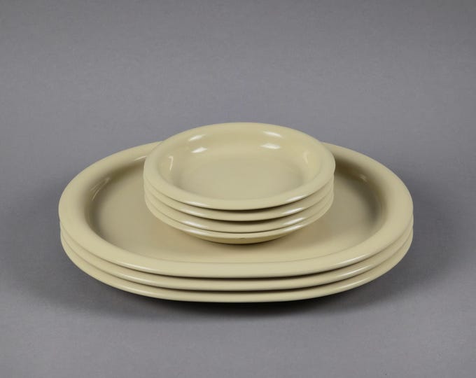 Vintage 1970s Set Of 7 MF SARVIS Melamine Plates From Finland.