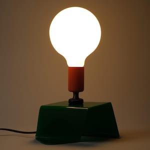 Handwerklich hergestellte Grüne Acryl Tischlampe mit Orange Sockel, Pop Art Licht, Holland.