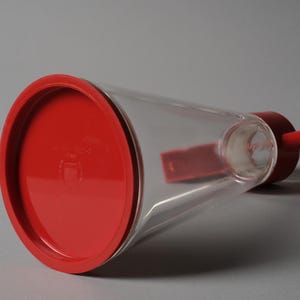 Authenticated Origin. This final image verifies the manufacturer and origin of the Bicondi cruet by examining the base of the acrylic reservoir. For Italian plasticware, these molded marks are essential for distinguishing original production from later reproductions.