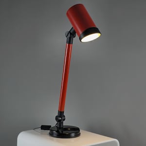 Lampada da scrivania regolabile in metallo rosso vintage anni &#39;80 • Lampada da tavolo in stile retrò industriale Bauhaus.