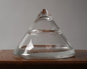Vintage piramidebonbonnière van kristalglas met kegeldeksel, postmodern ontwerp jaren 1980, Europese snoepschaal.