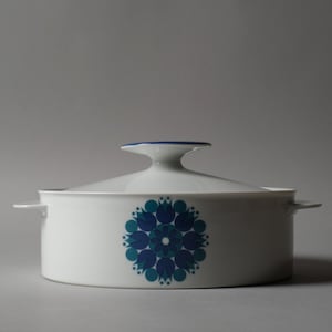 Thomas Rosenthal Blue Pinwheel Porcelain Soup Tureen, Soupière, West Germany Space Age, 1970s.