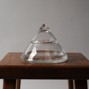 The Balanced Profile. This third image highlights the object's clean, architectural symmetry. From this level perspective, the "glass-on-glass" connection becomes the central design element. The weight of the solid crystal lid provides enough downward pressure to keep it securely in place without the need for a rubber gasket or threaded rim, maintaining the purity of the Postmodern aesthetic.