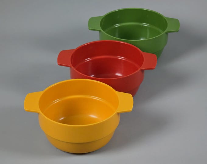 Vintage 1970s Set Of 3 Stackable Multi Colored Plastic Snack Bowls.
