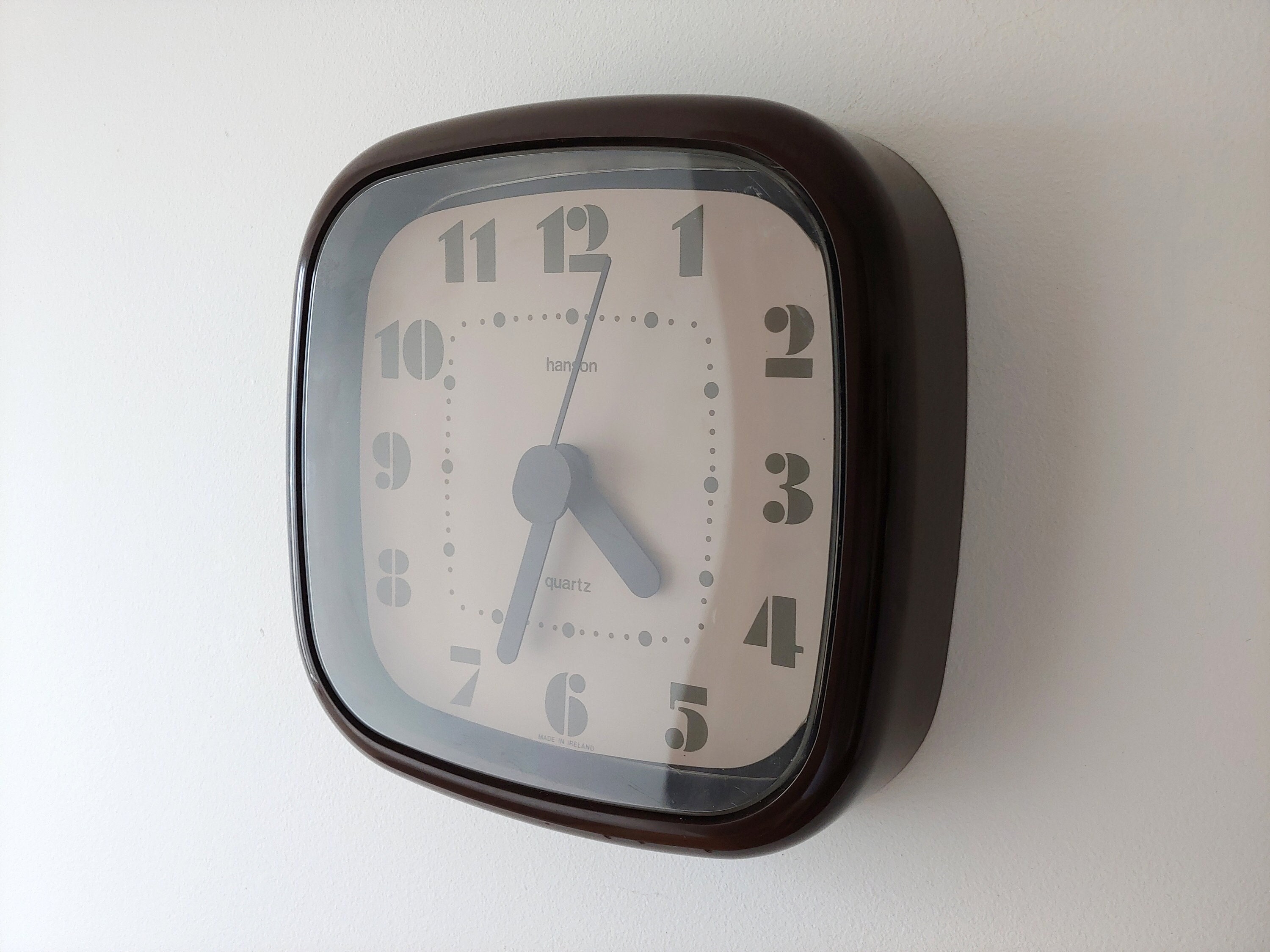 Space Age Design Retro Vintage Hanson Quartz Wall Clock Ireland, 1970s.