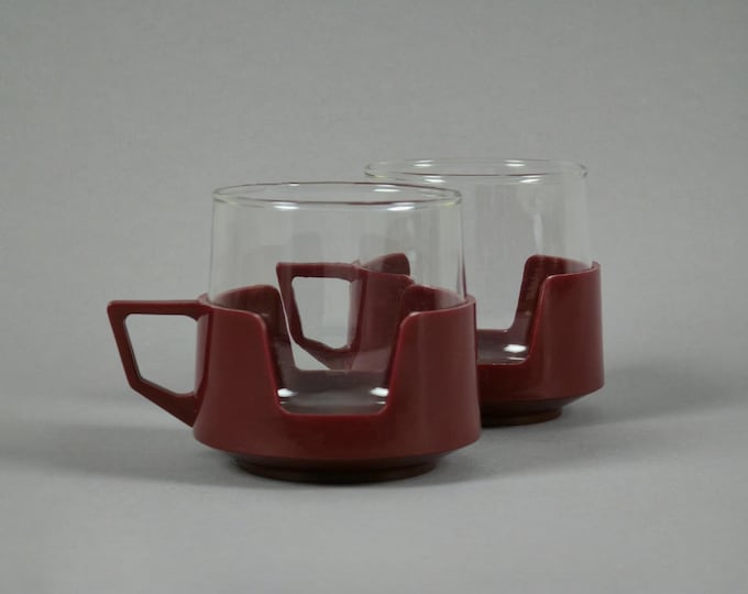 Vintage 1970s Pair Of JAJ Pyrex 'Drinkups' Glass Cups With Maroon Plastic Holders.