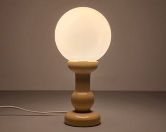 Diseño de la era espacial: lámpara de mesa vintage en forma de hongo con pantalla de globo de vidrio opalino y base de madera - Lámparas de mesa retro chic - Holanda, años 70.