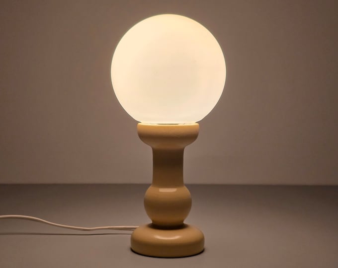 Design Space Age - Lampe de table champignon vintage avec abat-jour globe en verre opale et base en bois - Lampes de table rétro-chic - Pays-Bas, années 1970.