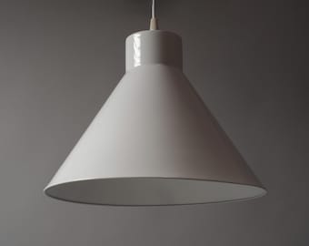 Scandinavische moderne kegelhanglamp, wit gelakt metaal.