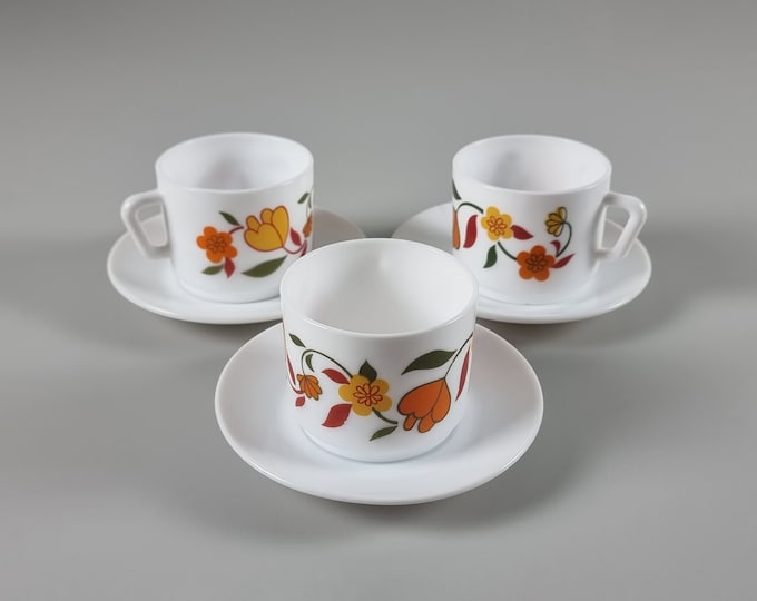 Space Age Design - Set Of 3 Vintage ARCOPAL Ceramic Cups With Retro Floral Motifs - Vintage Home Décor & Tableware - France, 1970s.