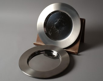 Paar Iittala Sarpaneva-stalen platen van Timo Sarpaneva, Fins ontwerp 1971 met originele doos.