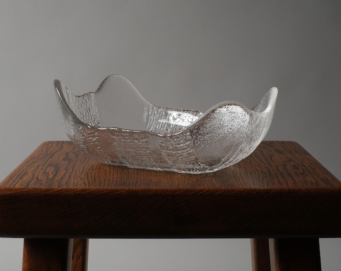 Lindshammar Glasbruk Art Glass Bowl by Christer Sjögren, Scandinavian Glassware, 1970s.