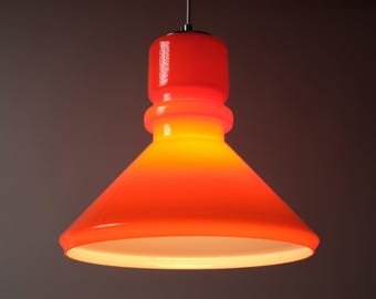 Schwedische Hängelampe aus orangem Glas & Opalglas, 1970er Jahre Scandinavian Modern Beleuchtung.