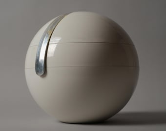 Guzzini Stella Ice Bucket by Paolo Tilche, White Plastic, 1970s Italian Space Age Design.