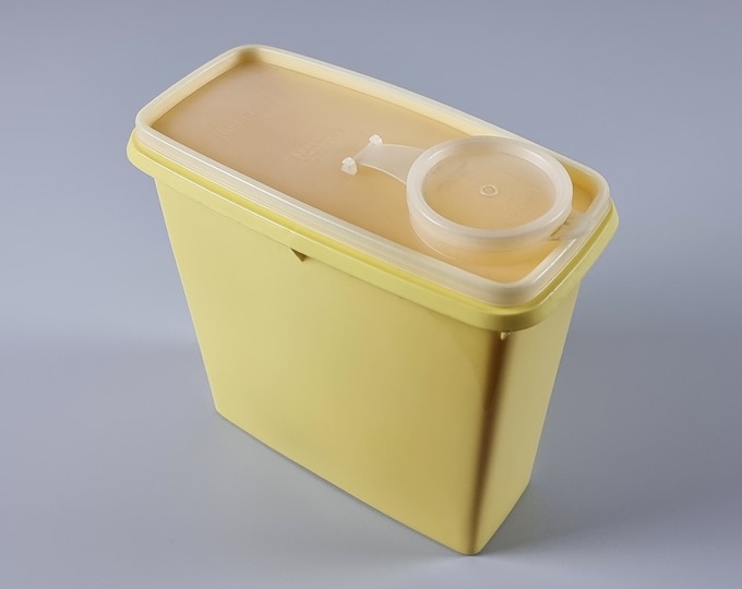 Vintage TUPPERWARE Store N Pour #469 Cereal Keeper, Storage Container - Vintage Kitchenware - Belgium, 1970s.