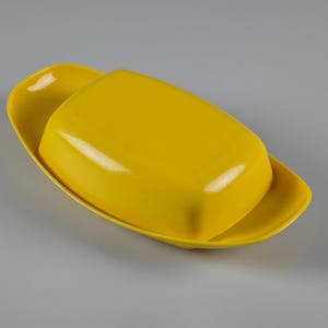 Beurrier et garde-fromage VALON en plastique jaune vintage des années 1970.