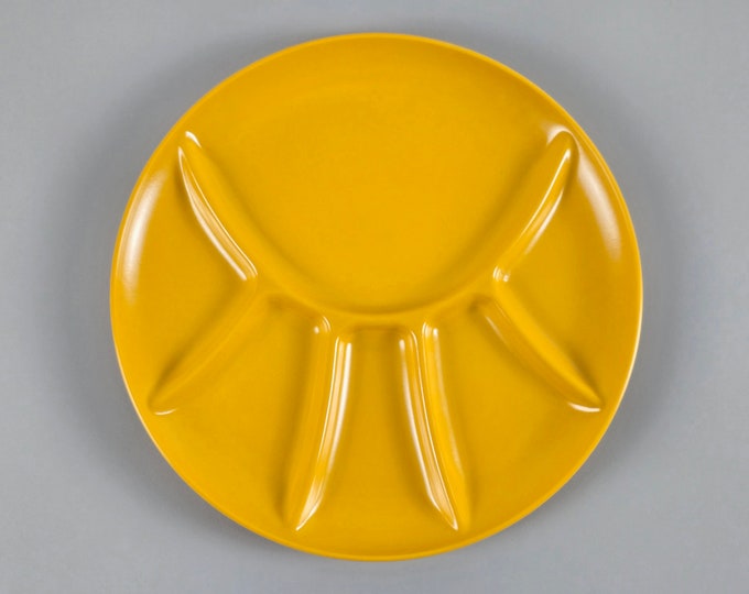 Space Age Design - Vintage CORALINE Yellow Melamine Snacks & Deli Plate, Divided Lunch Plate - Retro-Chic Serveware - France, 1970s.