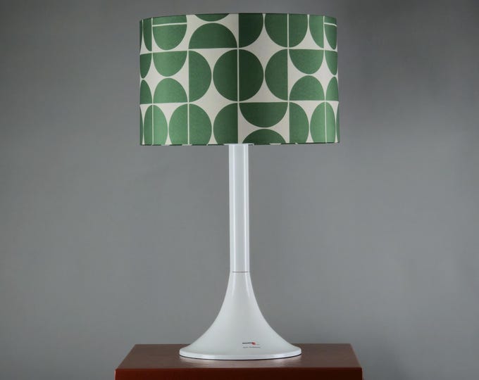 Neo-Retro / Space-Age Style BESSELINK LICHT Buffet Table Lamp With Tulip-Like Plastic Base.