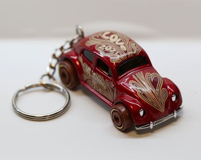 Hot Wheels Volkswagen Beetle HW Holiday Racers GRY79 Keychain - Plus (+) a Bonus "Mystery" Hot Wheel - Perfect Gift