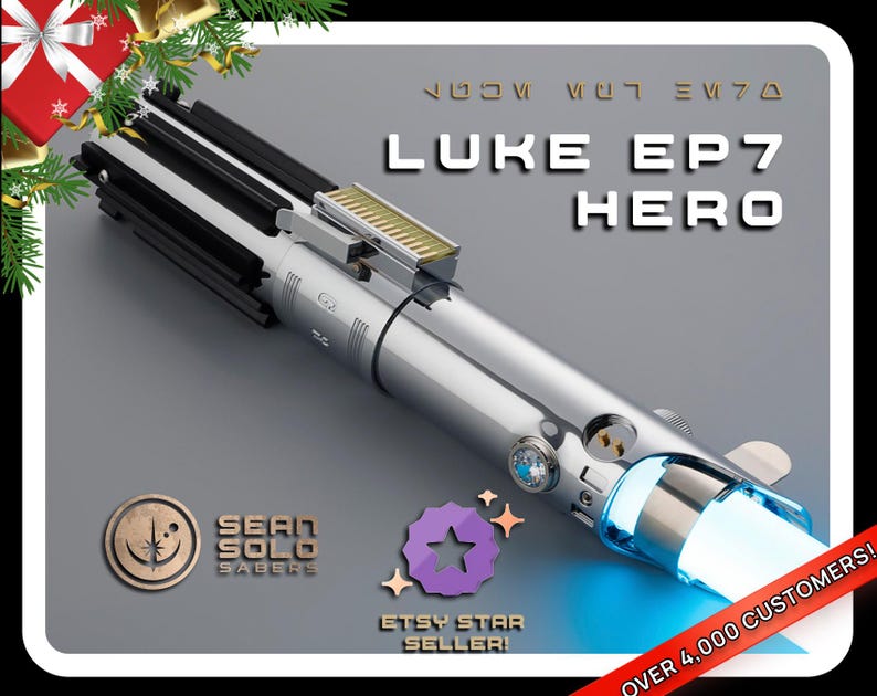 Puede incluir: Un sable de luz plateado y negro con el texto "LUKE EP7 HERO". El sable de luz tiene una hoja azul brillante. La imagen tambi&eacute;n incluye el texto "SEAN SOLO SABERS" y "ETSY STAR SELLER".