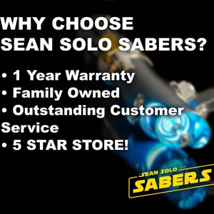 Pu&ograve; includere: Una spada laser blu e bianca con un logo giallo "SEAN SOLO SABERS". Il testo "WHY CHOOSE SEAN SOLO SABERS?" &egrave; in cima all'immagine. Il testo sotto il logo dice "1 Year Warranty, Family Owned, Outstanding Customer Service, 5 STAR STORE!"