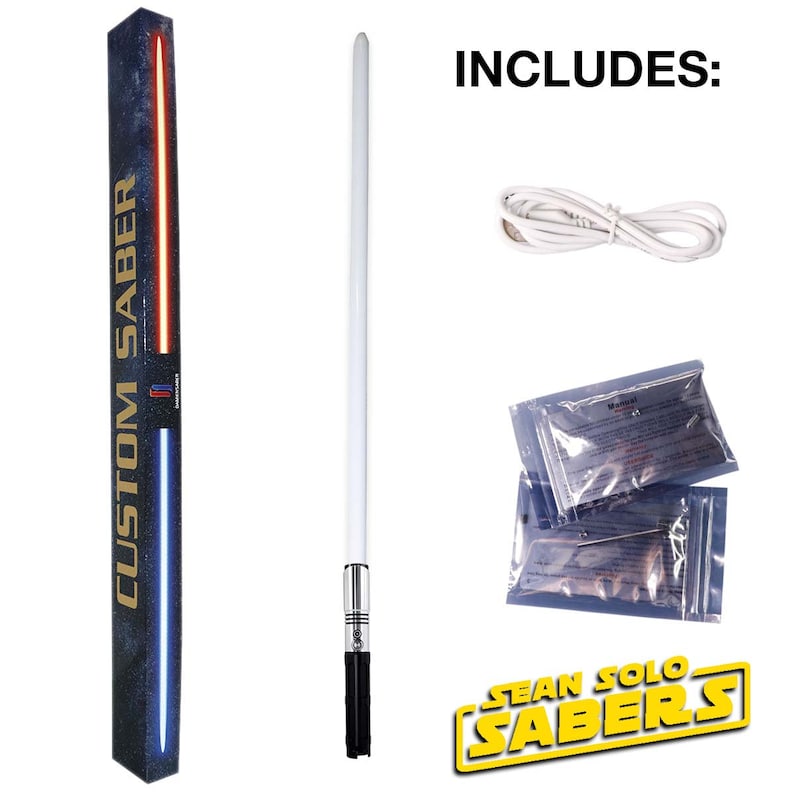 Pu&ograve; includere: Un lightsaber bianco con un'impugnatura nera e una lama di lightsaber blu e arancione in una scatola. La scatola ha le parole "Custom Saber" su di essa. L'immagine mostra anche un cavo di ricarica USB, un manuale e un logo Sean Solo Sabers.