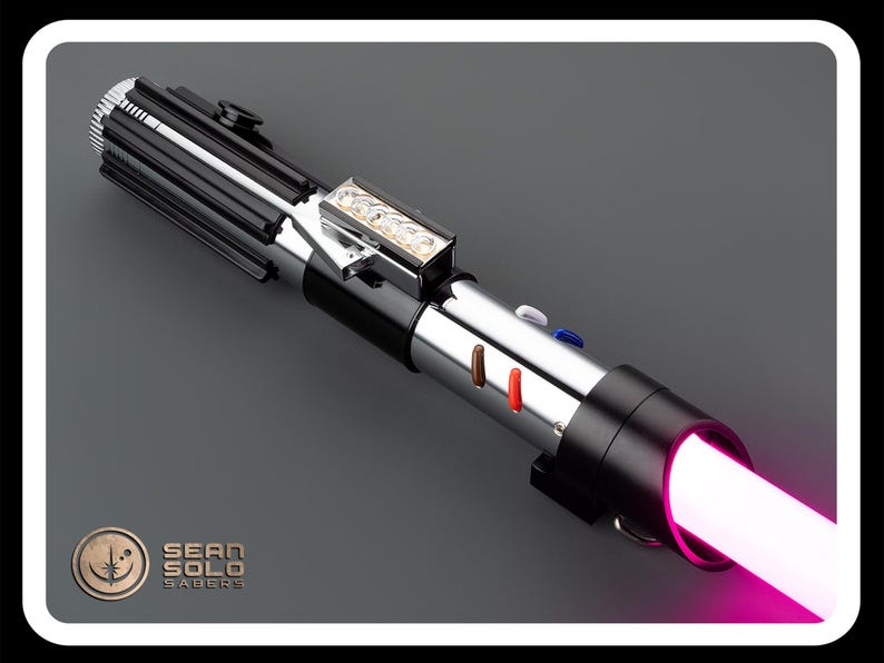 Op de afbeelding: Een zwart en zilveren lightsaber met een roze blade. De lightsaber heeft een zilveren handvat met een zwarte grip en een zwarte emitter. De blade is verlicht en straalt een roze gloed uit.