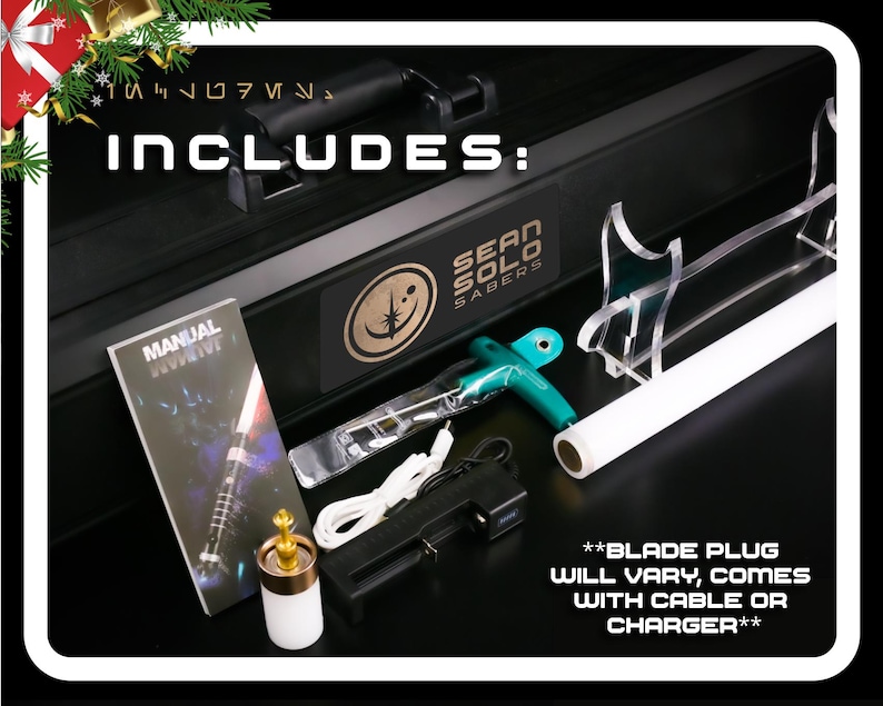 Op de afbeelding: Een zwarte koffer met de woorden "INCLUDES" en "SEAN SOLO SABERS" erop gedrukt. De koffer bevat een handleiding, een lightsaber-blad, een oplaadkabel, een voedingsadapter en een lightsaber-bladplug. De tekst "BLADE PLUG WILL VARY, COMES WITH CABLE OR CHARGER" is op de koffer gedrukt.