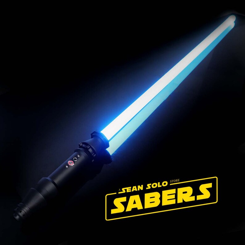 Może przedstawiać: Niebieski miecz świetlny z czarną rękojeścią. Miecz świetlny jest włączony, a ostrze świeci. Tekst "Sean Solo Store Sabers" jest w ż&oacute;łtych literach na czarnym tle.