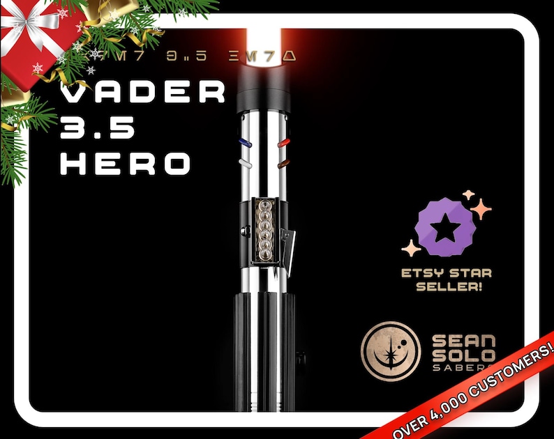 Op de afbeelding: Een zwart lightsaber met een rood, wit en blauw lichtzwaardblad. De lightsaber is gelabeld "Vader 3.5 Hero". De afbeelding bevat ook de tekst "Etsy Star Seller!" en "Sean Solo Saber Over 4,000 Customers!"