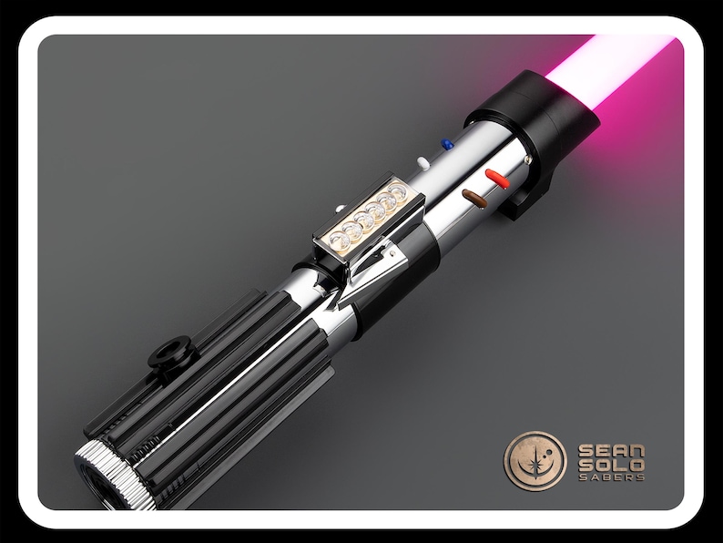Op de afbeelding: Een zwart en zilveren lightsaber met een roze blade. De lightsaber heeft een zilveren handvat met een zwarte grip en een zilveren emitter. De blade is verlicht en is roze van kleur. De lightsaber is een populair speelgoed voor kinderen en volwassenen.