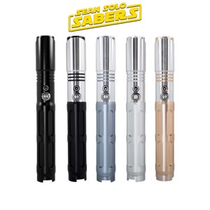 Pu&ograve; includere: Cinque impugnature di lightsaber in diversi colori: nero, argento, grigio, bianco e oro. Le impugnature hanno un design testurizzato e un pulsante sul lato. Le impugnature sono tutte della stessa dimensione e forma. Il testo "SEAN SOLO SABERS" &egrave; in lettere gialle su sfondo nero.